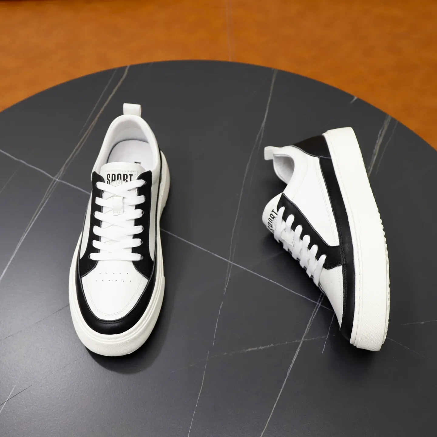 Ex-factory price: 442💰🙅‍♂️🙅‍♂️🙅‍♂️ Brand: PRADA Standard code: 38–44 (45 can be customized) Grade: Same as the official website Material: Original cowhide fabric Comfortable pigskin lining Lightweight wear-resistant outsole Style category: Men's fashionable casual shoes and boots Running sports shoes Distinguished luxury brand elements Top luxury Color: actual picture color